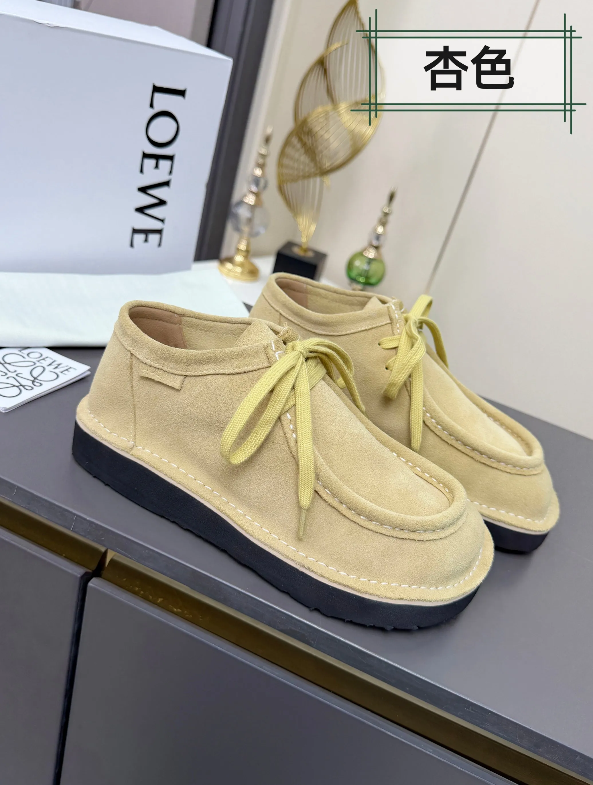 👟👟Ex-factory price 560👟👟 LOEWE·Loewe's latest kangaroo shoes, split cow leather, suede cow leather, thick-soled lace-up casual shoes, lace-up retro British style, from design to texture, allowing you to easily have a high-end luxury wearing experience. The upper is made of imported high-mercerized smooth cow suede. The delicate texture has a natural velvet-like sheen. Every inch exudes low-key sophistication. It is matched with the light-feeling EVA foam outsole. The 3-centimeter heel height is just right. It not only quietly elongates the body shape, but also brings the comfort of walking on the ground! The original version was purchased and developed, and the details are well handled. It is worth owning. It has a unique fashionable and trend-leading style. It is highly recommended to stock up. The shoe style is great, the leather is soft and comfortable, very comfortable on the feet and easy to match. ✦Fabric: imported high mercerized cowhide ✦Lining: no lining ✦Outsole: original EVA foam outsole ✦Number of sizes: women's size: 35#-40# (TT)
